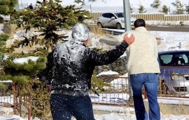 Erzurum’da Yerli Turistlerin Kartopu Keyfi