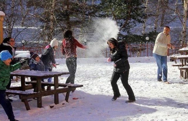 Erzurum’da Yerli Turistlerin Kartopu Keyfi