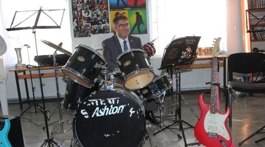 Ak Parti Milletvekili&rsquo;ne Dağ K&ouml;y&uuml;&rsquo;nde Piyano Dersi S&uuml;prizi