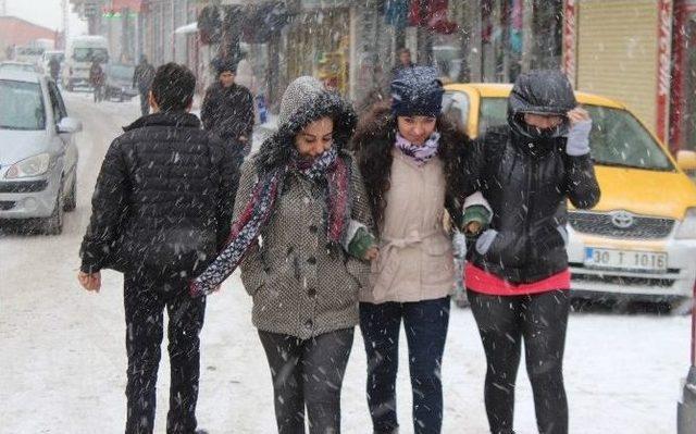 Yüksekova’da Kar Yağışı Yeniden Başladı