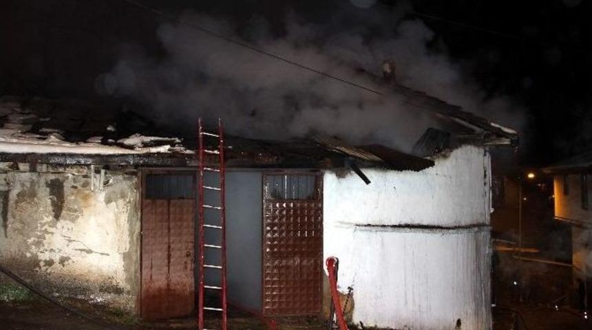 İki Aile, Kış G&uuml;n&uuml; Yangında Evlerini Kaybetti