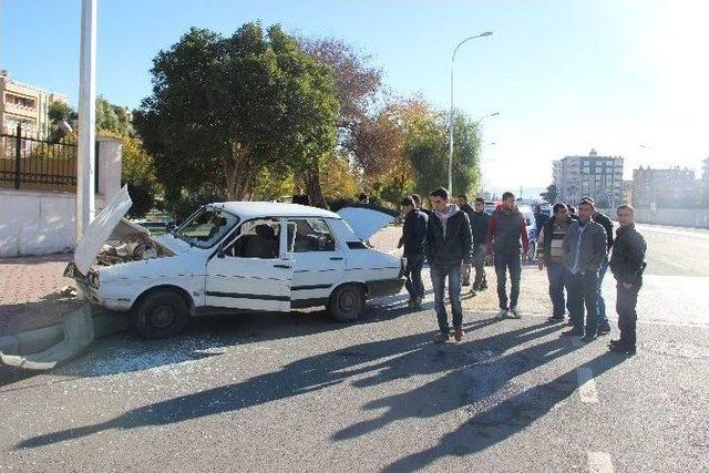 Düğün Konvoyundaki Araç Direğe Çarptı: 1 Yaralı