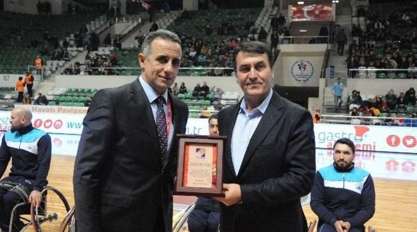Başkan D&uuml;ndar Ve Tekerlekli Sandalye Basketbol Takımına Plaket