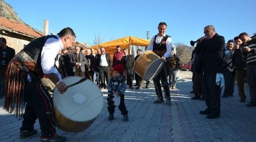 (&ouml;zel Haber) Ağzında Emzikle Davul &Ccedil;aldı