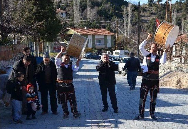 (özel Haber) Ağzında Emzikle Davul Çaldı