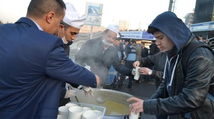Cevizlibağ&rsquo;da Vatandaşlara Sabah &Ccedil;orbası S&uuml;rprizi