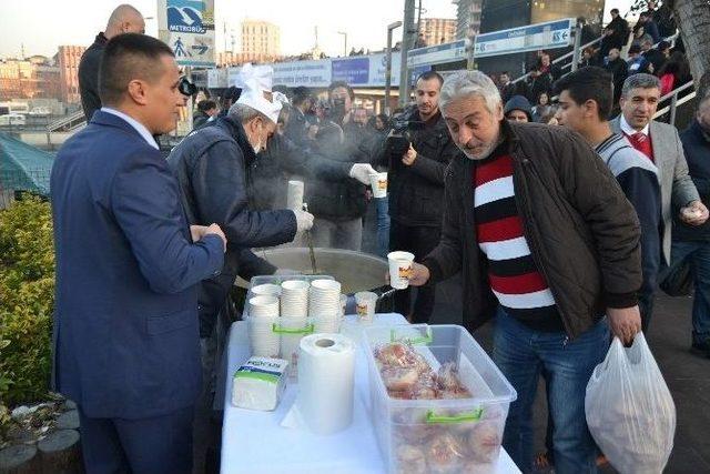 Cevizlibağ’da Vatandaşlara Sabah Çorbası Sürprizi