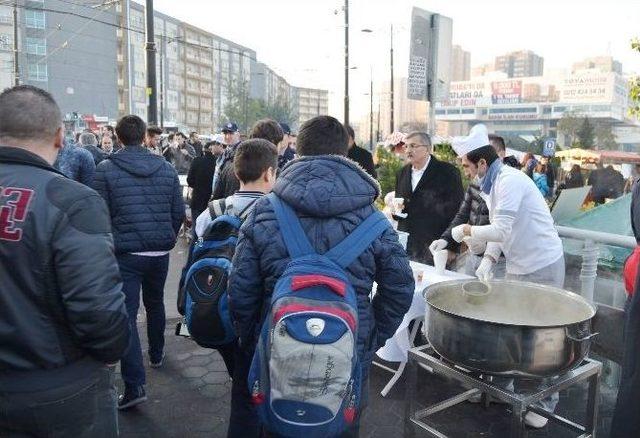 Cevizlibağ’da Vatandaşlara Sabah Çorbası Sürprizi