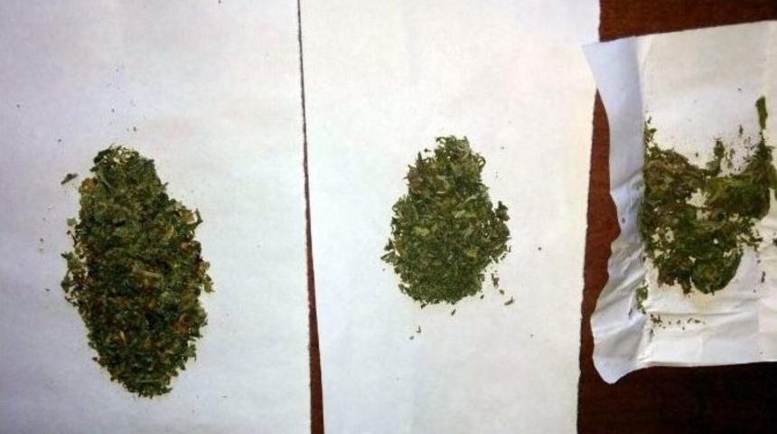 Uyuşturucu Tacirleri Yakayı Ele Verdi