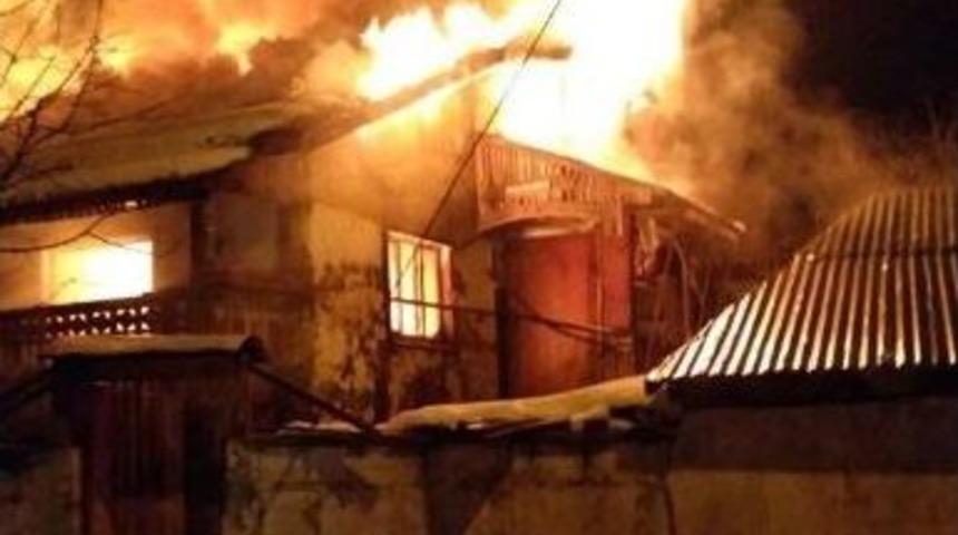 Bolu&rsquo;da Tek Katlı Ahşap Ev Alev Alev Yandı