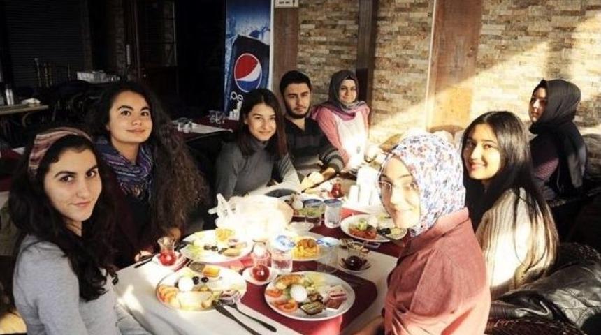 Batı Antalyalı Gen&ccedil;ler Birliklerini G&uuml;&ccedil;lendiriyor