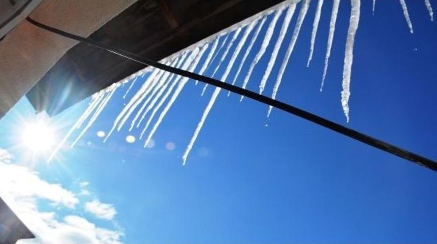 Tatvan&rsquo;da Bir Metrelik Buz Sarkıtları Oluştu