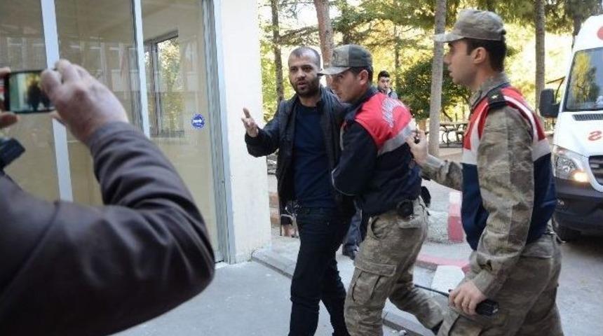 Su&ccedil; Makinesi, Gazetecilere Saldırdı