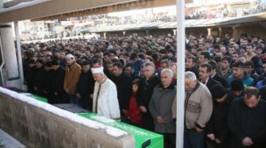 Yozgat&rsquo;ta Egzoz Gazından Zehirlenerek Hayatını Kaybeden İki Gen&ccedil; Son Yolculuğuna Uğurlandı