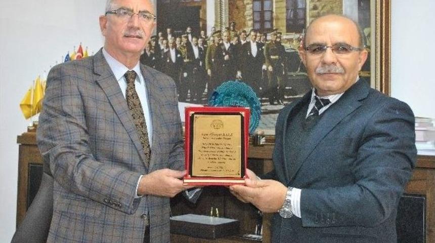 Başkan Kale&rsquo;ye Plaket