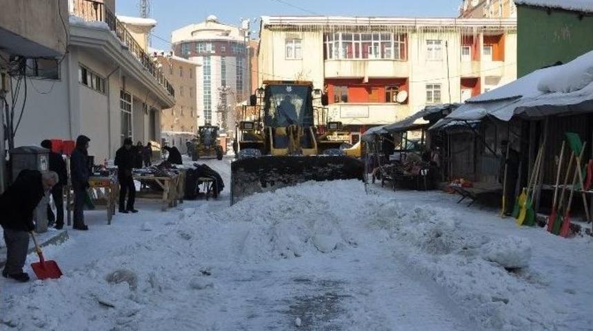 Y&uuml;ksekova&rsquo;da Kar Temizleme &Ccedil;alışmaları S&uuml;r&uuml;yor