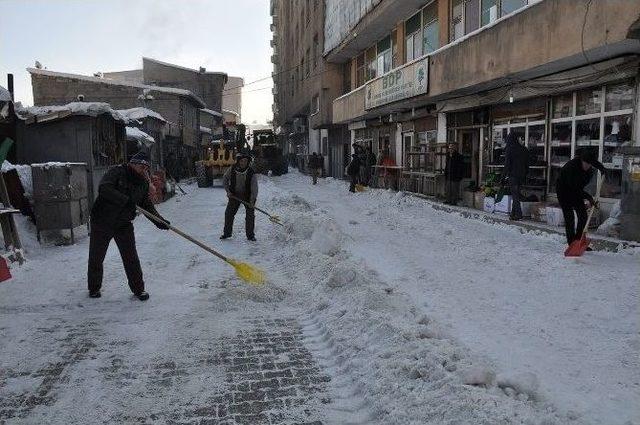 Yüksekova’da Kar Temizleme Çalışmaları Sürüyor