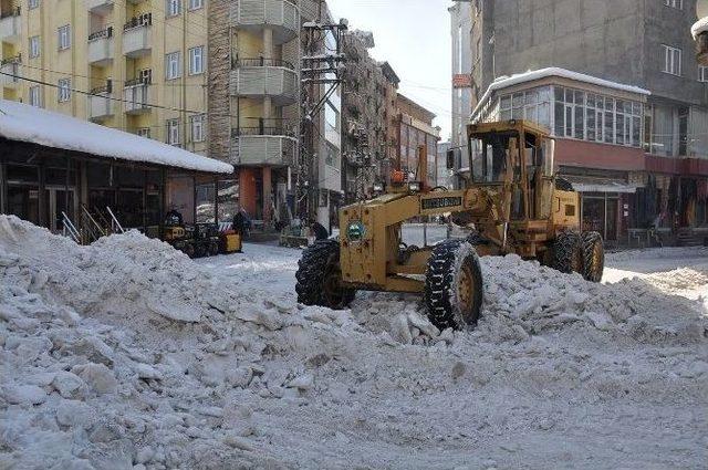 Yüksekova’da Kar Temizleme Çalışmaları Sürüyor