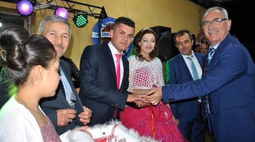 Muhtarlar D&uuml;n&uuml;r Oldu, Y&uuml;z&uuml;kleri Başkan Kale Taktı