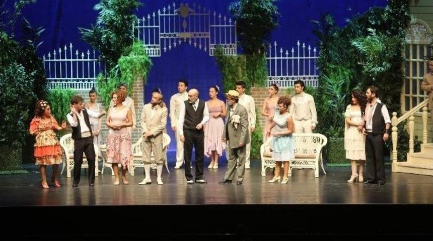 L&uuml;k&uuml;s Hayat&lsquo;a İstanbullu Sanatseverlerden Tam Not