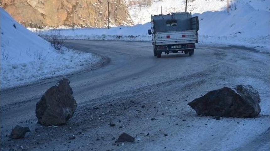 Y&uuml;ksekova-şemdinli Karayoluna Kaya Par&ccedil;aları D&uuml;şt&uuml;