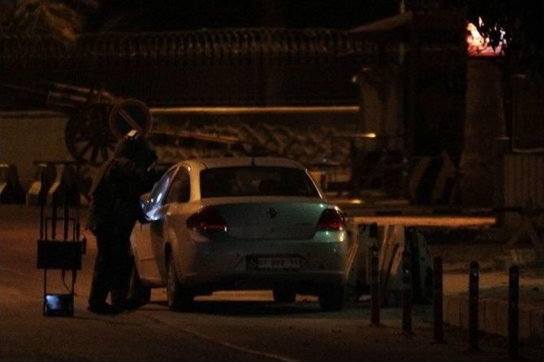 Askeri Birlik &Ouml;n&uuml;ne Bırakılan Ş&uuml;pheli Ara&ccedil;ta Bomba Araması