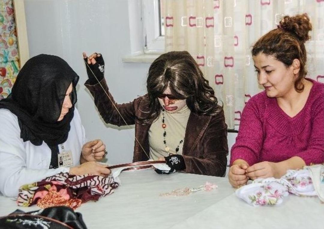 Maskeli Kadın Kızları İ&ccedil;in Hayata Tutundu