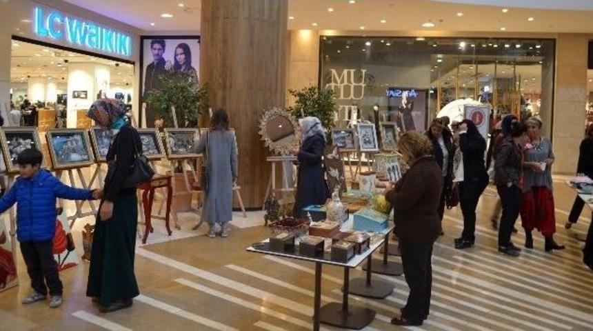 Piazza&rsquo;da T&uuml;rk Kadınlar Birliği&rsquo;nden G&ouml;z Kamaştıran Sergi
