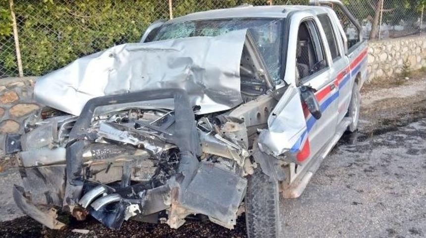 Portakal Y&uuml;kl&uuml; Kamyon, Otomobille Kafa Kafaya &Ccedil;arpıştı: 3 Yaralı