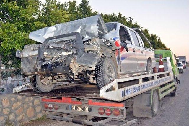 Portakal Yüklü Kamyon, Otomobille Kafa Kafaya Çarpıştı: 3 Yaralı