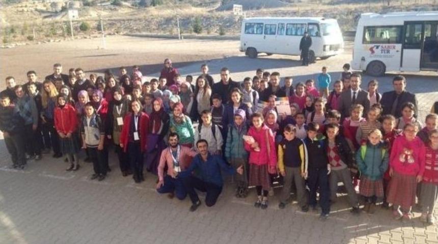 Km&uuml; &Ouml;ğrencilerinden K&ouml;y Okullarına Kitap Bağışı