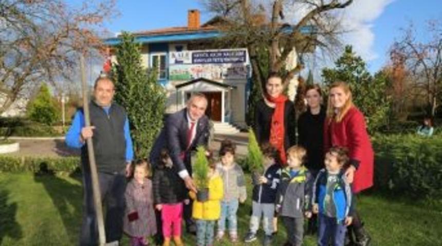 Başkan Yılmazer &Ccedil;ocuklarla Ağa&ccedil; Dikti