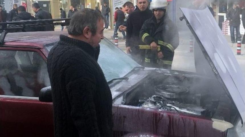 Otomobili Yanan S&uuml;r&uuml;c&uuml; &Ccedil;aresizce Alevlerin S&ouml;nmesini Bekledi
