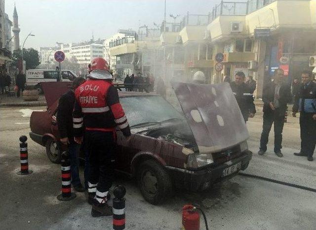 Otomobili Yanan Sürücü Çaresizce Alevlerin Sönmesini Bekledi