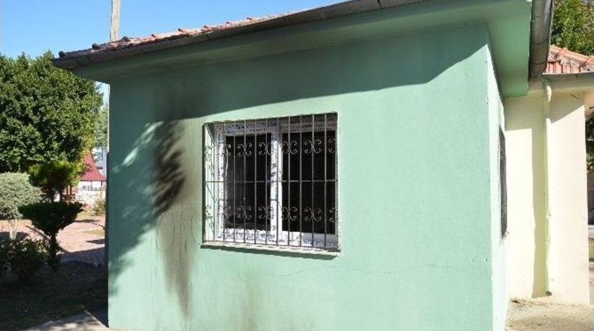 Tarsus&rsquo;ta Pkk Yandaşları Muhtarlık Binasını Yaktı