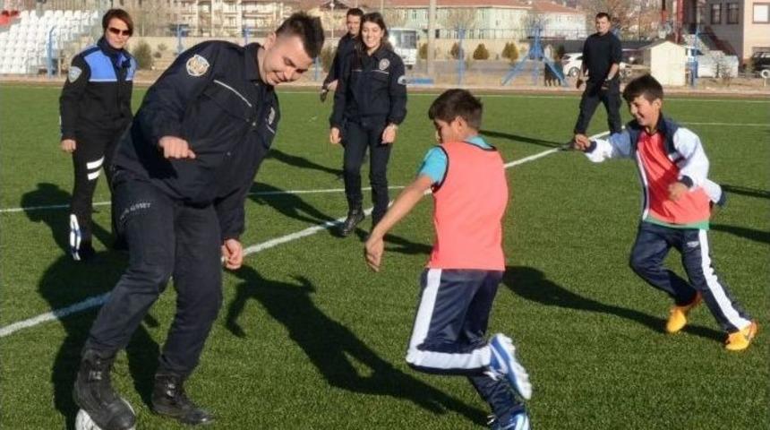 Sokakta &Ccedil;alışan &Ccedil;ocuklardan Futbol Takımı Kurdular