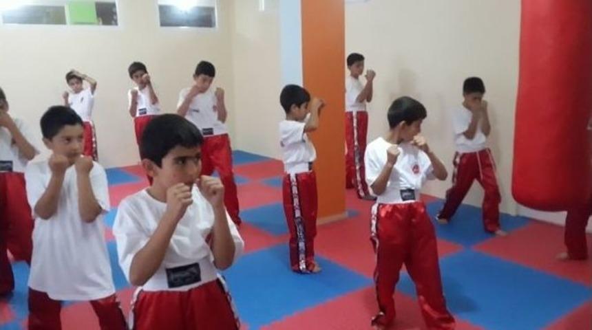 Sorgun &Ccedil;ağlayan Gen&ccedil;lik Merkezi Spor Kul&uuml;b&uuml;nden Kick Boks Kursu