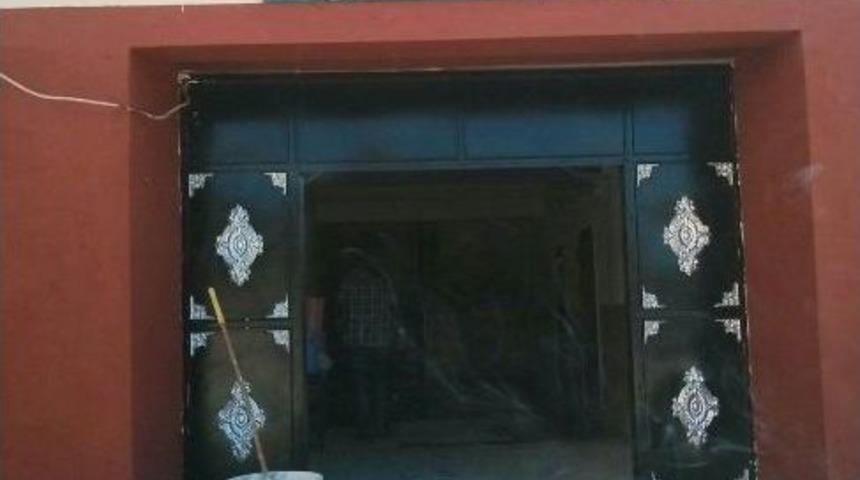 &Ccedil;atışmaların Harabeye &Ccedil;evirdiği Okulu &Ouml;ğretmenler Onarıyor