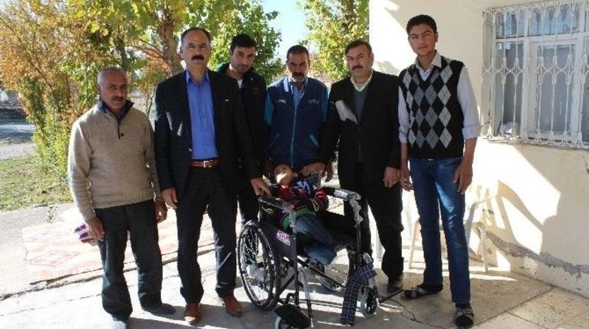 Suriyeli Engelli &Ccedil;ocuğa, Tekerlekli Sandalye