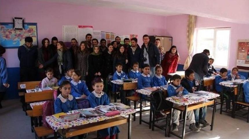 &Uuml;niversite &Ouml;ğrencileri Kardeş Okullarını Ziyaret Etti