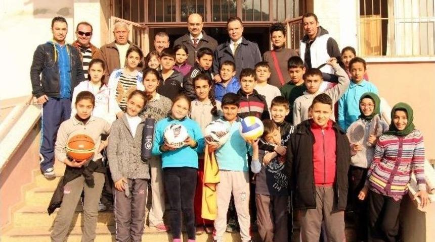 Okullara Spor Malzemesi Desteği S&uuml;r&uuml;yor