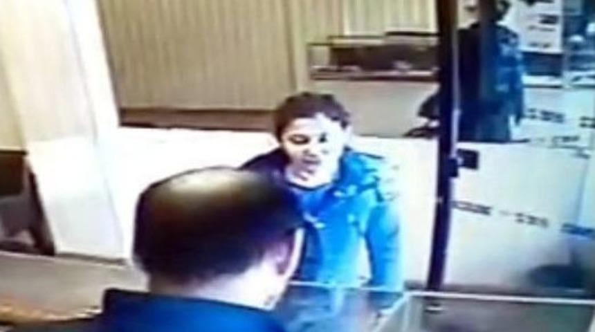 Anne-babasını &Ouml;ld&uuml;r&uuml;p &Ccedil;aldığı Altını Kuyumcuda B&ouml;yle Bozdurdu