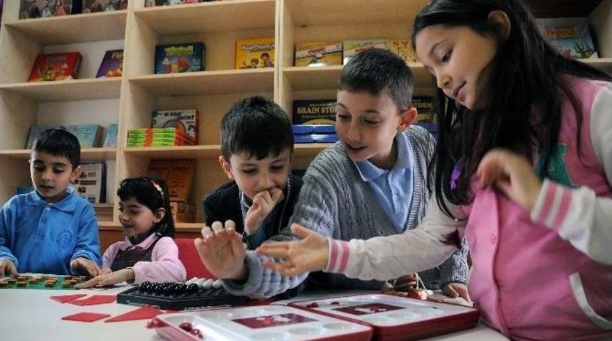 Bilim Sınıfında &Ccedil;ocuklar Zekalarını Geliştirecek