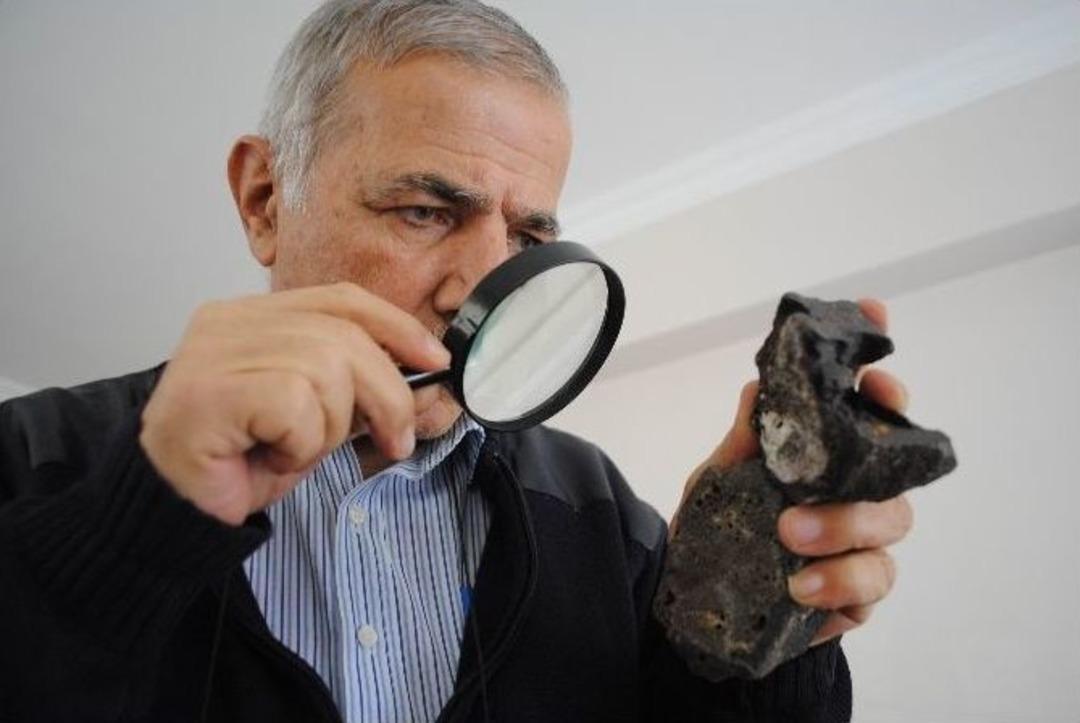 Emekli &Ouml;ğretmenden G&ouml;k Taşı Bulduğu İddiası