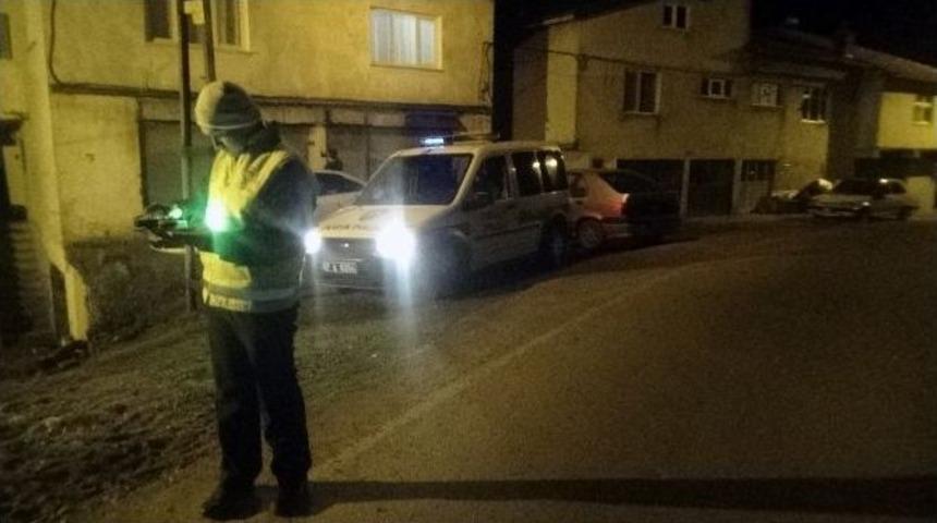 Virajı Alamadı, Takla Atarak Evin Bah&ccedil;esine U&ccedil;tu: 4 Yaralı