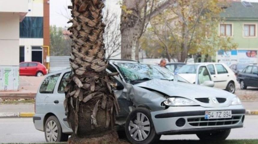 Palmiye Caddesi&rsquo;nde Kaza: 2 Yaralı