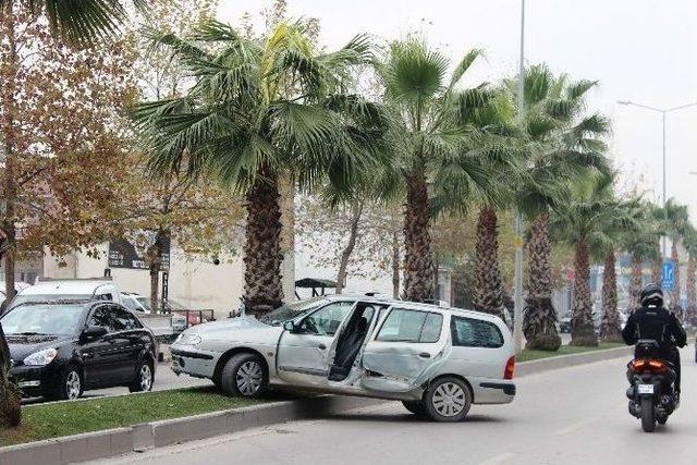 Palmiye Caddesi’nde Kaza: 2 Yaralı