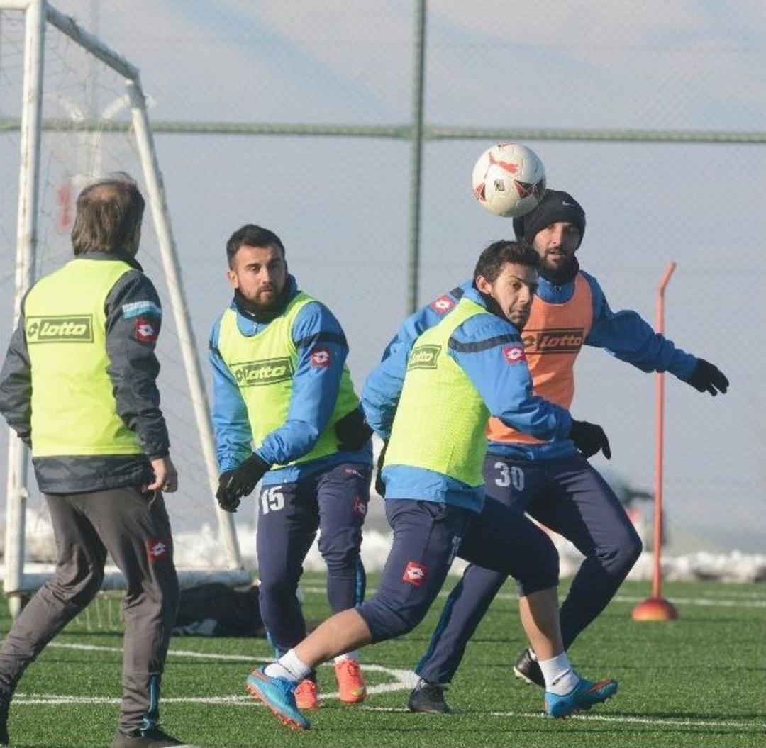 Bb Erzurumspor Dondurucu Soğukta İdman Yaptı