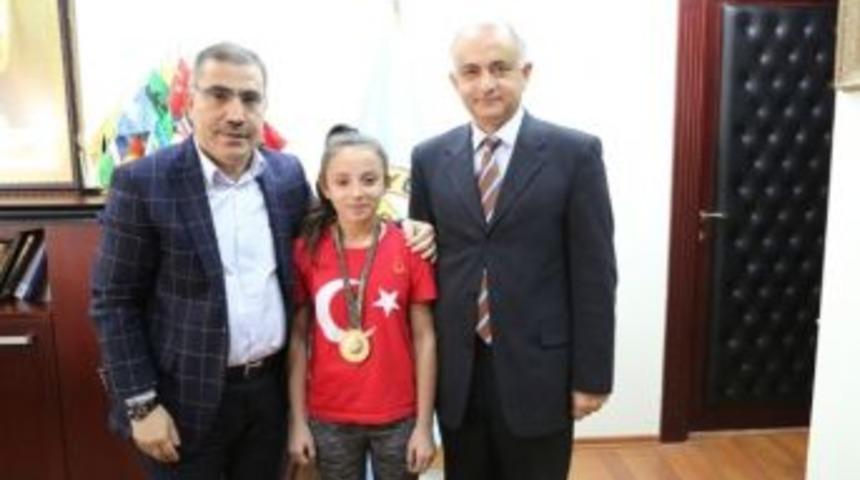 Şampiyondan Başkan &Ccedil;elikcan&rsquo;a Ziyaret