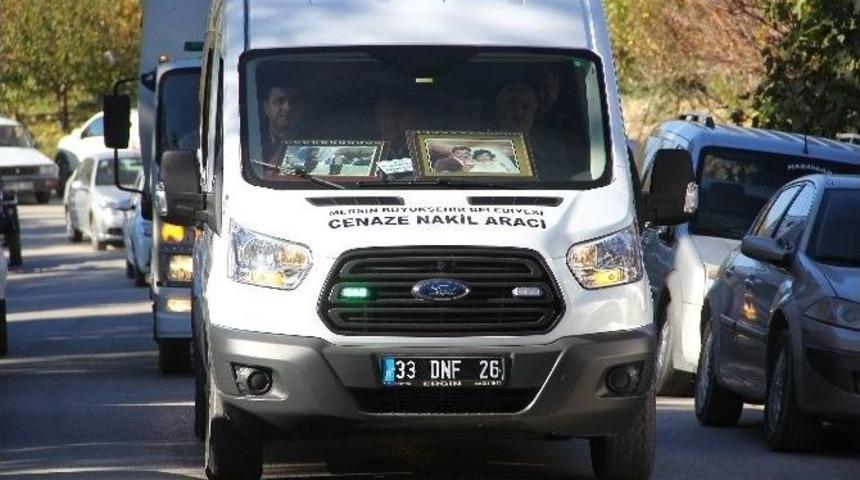 Kızları Tarafından &Ouml;ld&uuml;r&uuml;len Anne-baba Toprağa Verildi